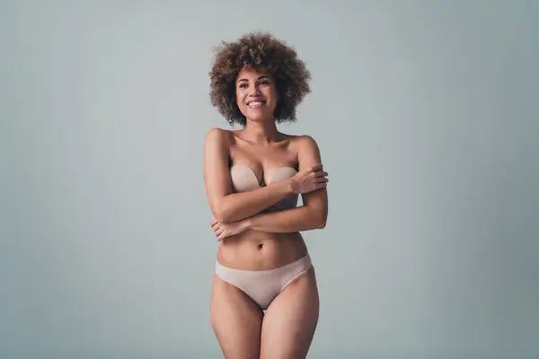 Neretušované Fotografie Krásné Ženy Vlastní Objetí Milovat Její Nedokonalé Tělo — Stock fotografie