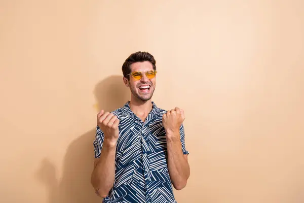Foto Von Positiven Überglücklichen Mann Gekleidet Stilvolle Kleidung Sonnenbrille Musik — Stockfoto