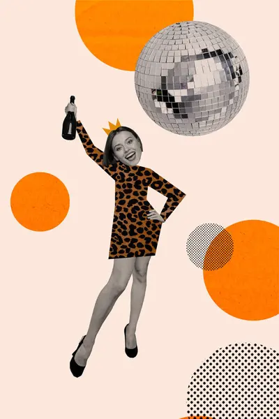 立っている垂直コラージュポスター若い女性エレガントな女性はボトルワインディスコールバー週末の夕方のパーティー図面の背景を上げます — ストック写真