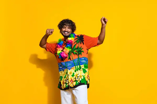 Portrait Gars Extatique Avec Afro Cheveux Porter Collier Fleurs Hawaii — Photo