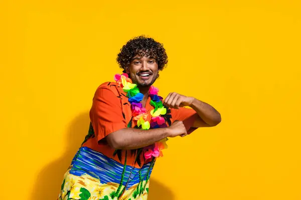 Porträtt Nöjd Kille Med Afro Frisyr Bära Hawaii Blomma Halsband — Stockfoto