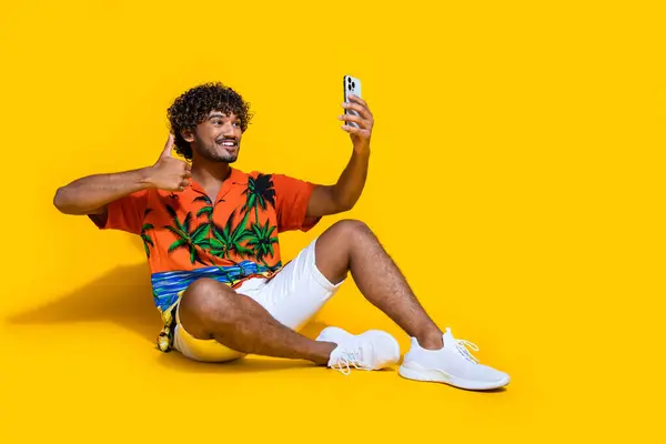 Foto Tamaño Completo Hombre Satisfecho Vestido Camisa Impresión Haciendo Selfie — Foto de Stock