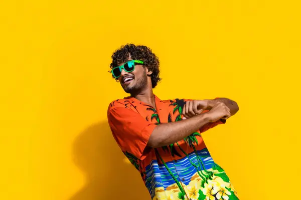Foto Uomo Fresco Con Acconciatura Afro Camicia Stampa Vestita Occhiali — Foto Stock