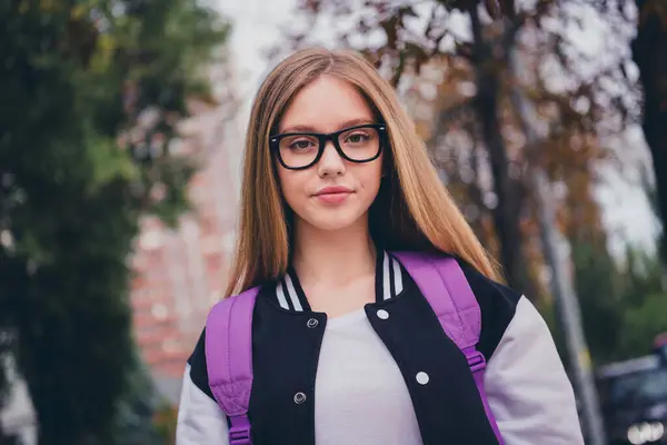 Güzel Bir Genç Kızın Fotoğraf Portresi Kamera Okulu Alışverişi Şık — Stok fotoğraf