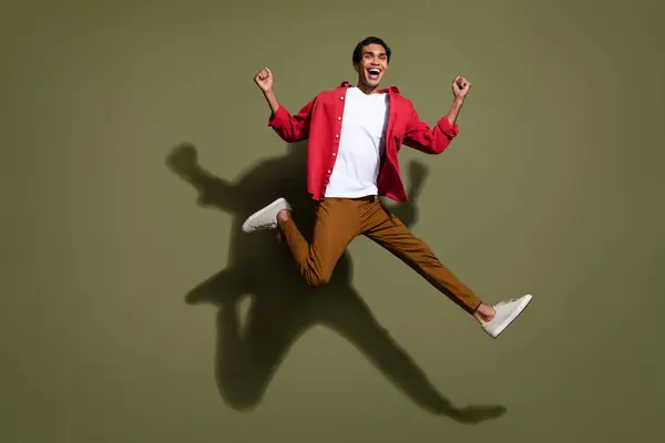 Foto Longitud Completa Hombre Afortunado Positivo Vestido Camisa Roja Saltando — Foto de Stock