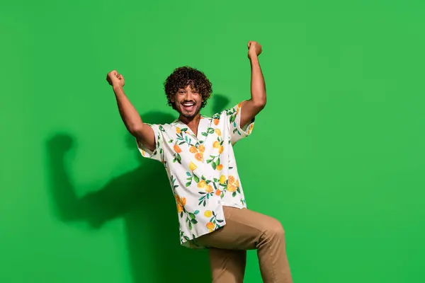 Foto Excitado Fresco Árabe Hombre Desgaste Impresión Camisa Levantamiento Puños — Foto de Stock