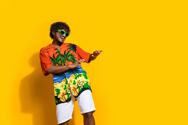 Foto Uomo Positivo Con Acconciatura Afro Camicia Stampa Vestita Occhiali — Foto Stock