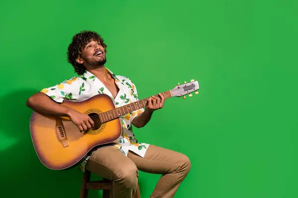 Foto Retrato Muito Jovem Macho Sentar Cadeira Cantar Tocar Guitarra — Fotografia de Stock