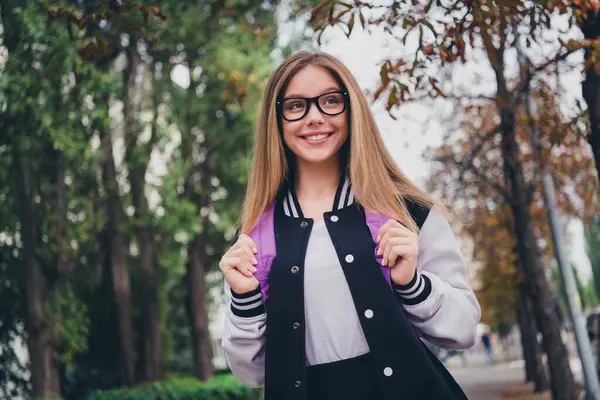 Φωτογραφία Πορτρέτο Της Γοητευτικής Έφηβη Μαθήτρια Toothy Χαμόγελο Specs Ντυμένος — Φωτογραφία Αρχείου