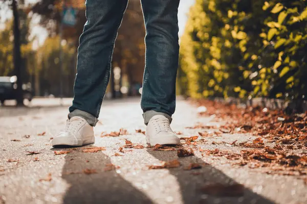 Zugeschnittenes Foto Von Mann Steht Auf Straße Trendige Schuhe Herbst — Stockfoto