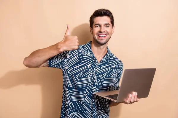 Kuva Optimistinen Tyytyväinen Mies Pukeutunut Tulostaa Paita Pidä Kannettava Tietokone — kuvapankkivalokuva