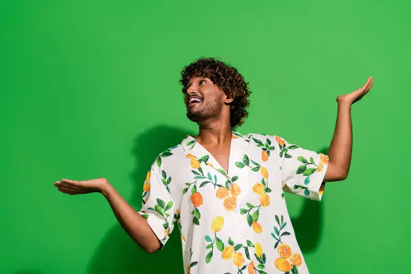 Foto Hombre Árabe Funky Excitado Usar Camisa Impresión Que Muestra —  Fotos de Stock