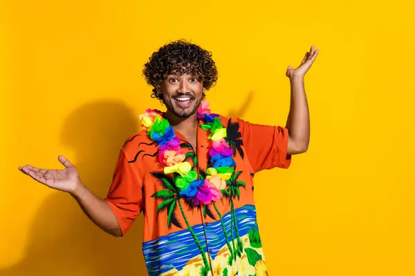 アフロヘアドのファンキーな男の肖像画は 黄色の背景に隔離された島での休暇を祝うハワイの花のネックレスを着用します — ストック写真