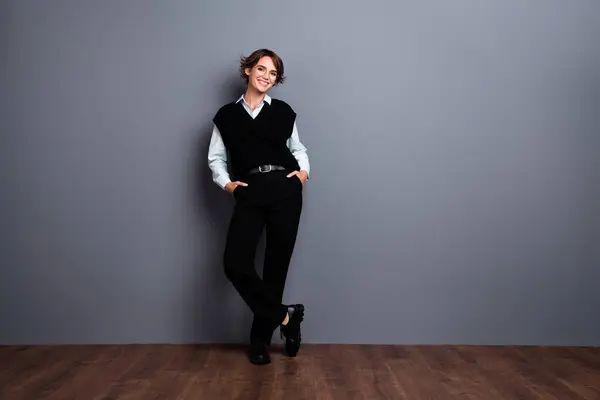 Komik Neşeli Bir Kadın Yatırımcının Uzun Bir Fotoğrafı Siyah Yelek — Stok fotoğraf
