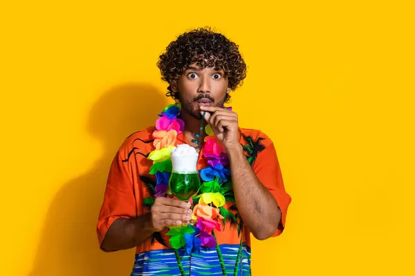 Retrato Hombre Sin Palabras Usar Camisa Impresión Hawaii Beber Cóctel — Foto de Stock