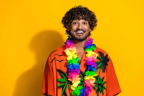Porträt Von Fröhlichen Kerl Mit Afro Frisur Tragen Hawaii Blume — Stockfoto