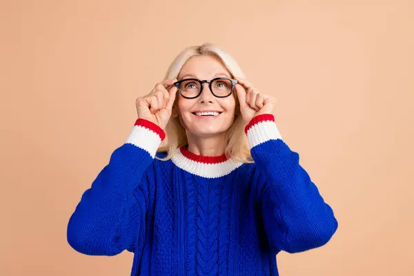 Retrato Pessoa Aposentada Positiva Usar Pulôver Azul Segurando Óculos Olhar — Fotografia de Stock