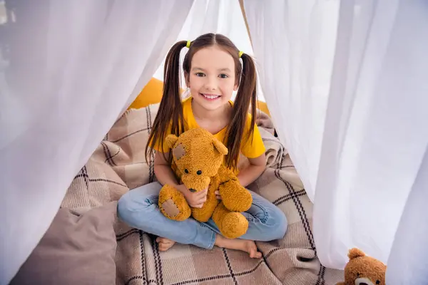 Photo Portrait Cute Small Girl Sit Floor Tent Hugging Plush — Stock Photo, Image