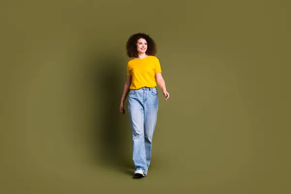 Foto Cuerpo Completo Mujer Alegre Camiseta Amarilla Pantalones Vaqueros Pasos —  Fotos de Stock