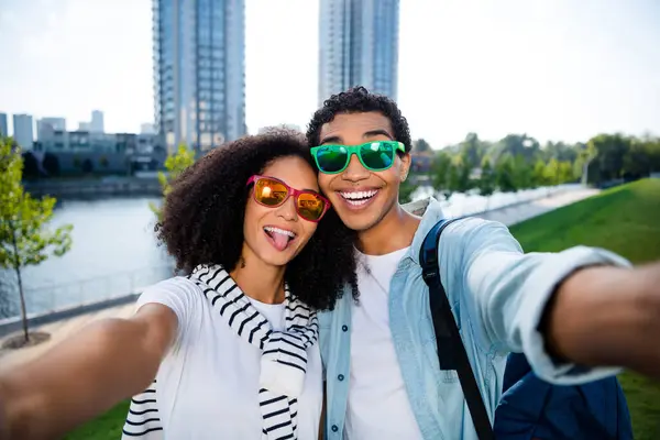 Selfie Foto Jóvenes Turistas Familia Gafas Sol Pasar Fin Semana —  Fotos de Stock
