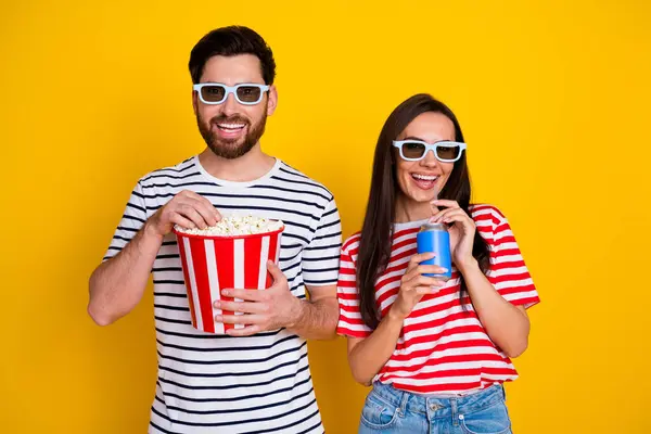 Photo Cheerful People Enjoy Movie Premiere Glasses Hold Popcorn Soda — Stock Photo, Image