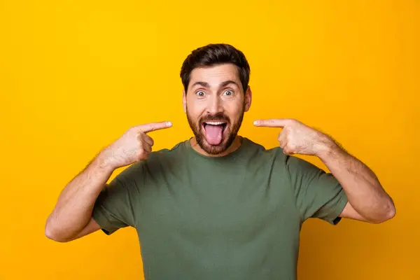 Photo Funky Impressed Guy Dressed Green Shirt Showing Two Fingers — Stock Photo, Image