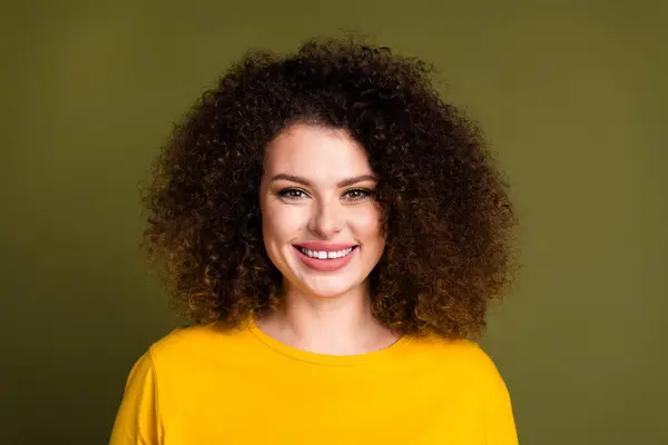 ポートレート楽観的なブルネットヘアスタイルの若い女の子は カーキ色の背景に隔離された黄色のTシャツと歯の笑顔を着用します — ストック写真