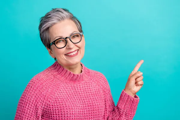 Porträtt Optimistisk Senior Kvinna Bära Rosa Pullover Glasögon Indikerar Erbjudande — Stockfoto