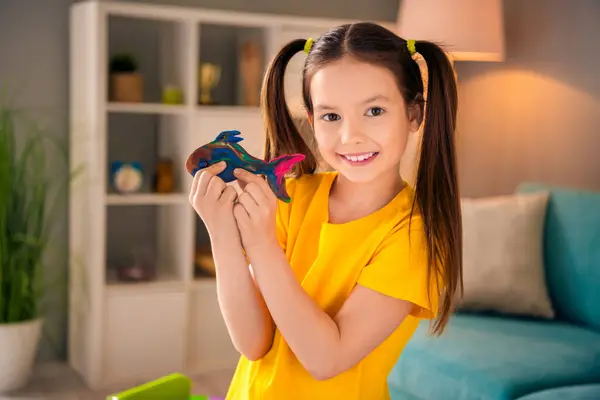 Foto Retrato Encantador Menina Pequena Segurar Plasticina Peixe Artesanato Lição — Fotografia de Stock
