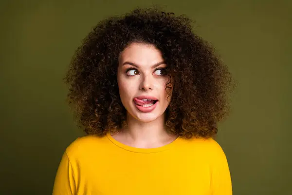 Портрет Смешной Девушки Шевелюра Волосы Носить Желтую Футболку Лизать Зубы — стоковое фото