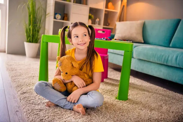 Foto Retrato Encantador Menina Pequena Sentar Chão Abraço Ursinho Pelúcia — Fotografia de Stock