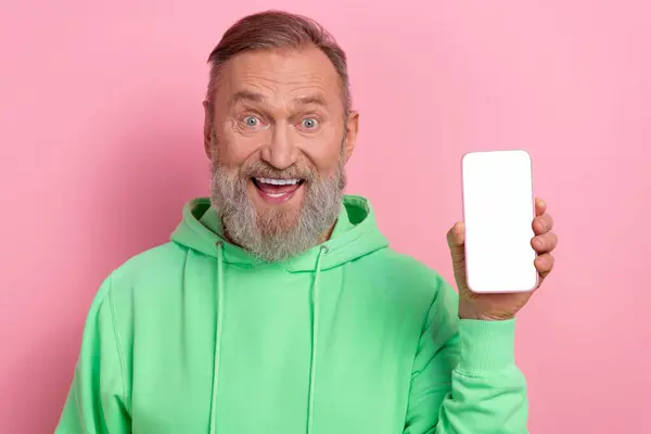 Photo Impressed Positive Man Wear Green Sweatshirt Chatting Modern Gadget — Stock Photo, Image