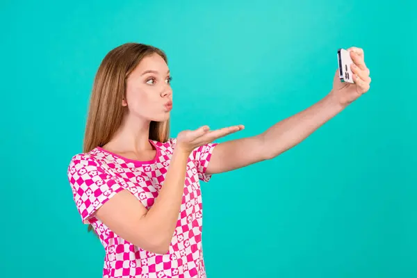 Foto Retrato Chica Adolescente Bonita Enviar Aire Beso Selfie Foto — Foto de Stock