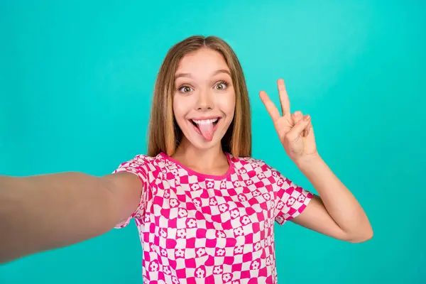 Foto Retrato Muito Adolescente Menina Língua Para Fora Tomar Selfie — Fotografia de Stock