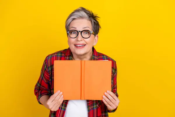 Photo Cheerful Astonished Lady Hold Opened Book Toothy Smile Empty — Stock Photo, Image