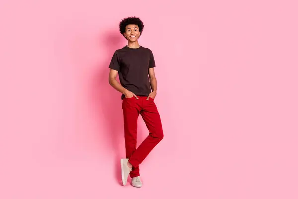 Foto Tamaño Completo Del Joven Modelo Hombre Sincero Pantalones Rojos —  Fotos de Stock