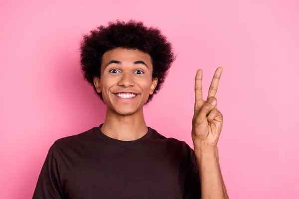 Portret Młodego Uśmiechu Wesoły Facet Brązowej Koszuli Pokazuje Znak Cześć — Zdjęcie stockowe