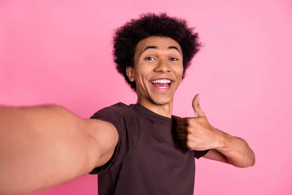Selfie Skott Ung Vänlig Positiv Man Bär Brun Skjorta Visar — Stockfoto