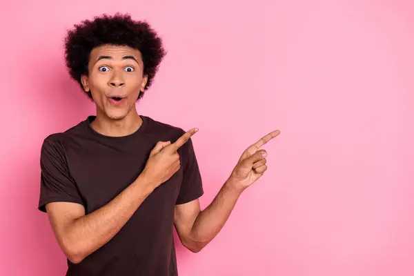 Kahverengi Shirt Genç Adamın Portresi Parmaklar Reklam Panosu Bilgilendirme Bildirisi — Stok fotoğraf