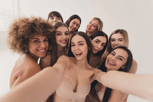 Güzel Genç Kızların Fotoğraf Portresi Selfie Çekin Rötuş Yok Bej — Stok fotoğraf