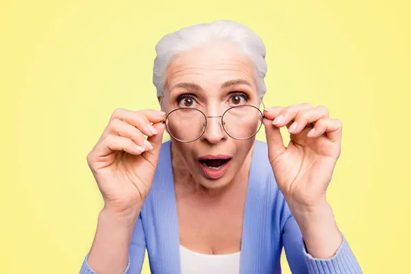 Wat Een Geweldig Nieuws Close Portret Van Oude Vrouw Kijkt — Stockfoto