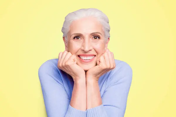 灰色头发的画像愉快的美丽的老太太与灿烂的微笑 健康的牙齿 孤立的紫色背景 — 图库照片