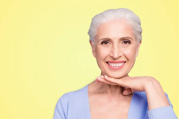 灰色头发美丽微笑的老太太的肖像显示她灿烂的笑容与白色健康的牙齿 复制空间 孤立的紫色背景 — 图库照片