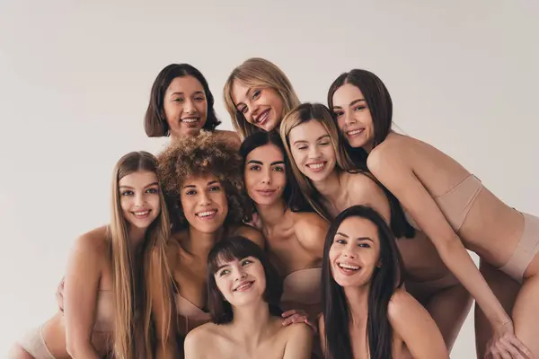 Spa Salonundaki Neşeli Bayanın Cilt Bakımı Yaparken Çekilmiş Bir Fotoğrafı — Stok fotoğraf