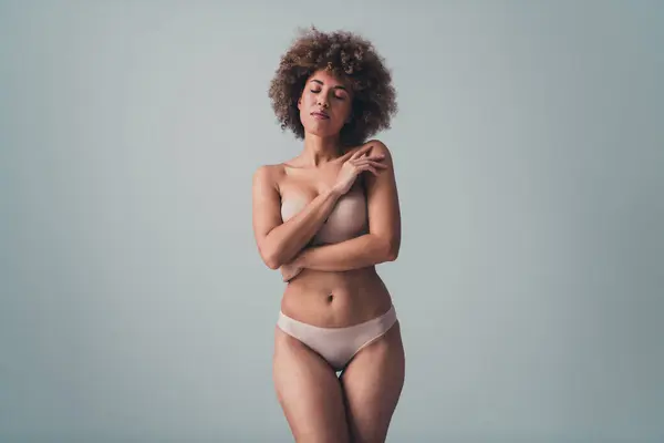 Göz Kamaştırıcı Bir Kadının Dokunulmamış Fotoğrafı Mükemmel Olmayan Vücut Kıvrımlarını — Stok fotoğraf