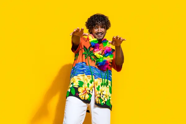 Foto Dobré Nálady Muž Oblečený Tisk Košile Květinový Náhrdelník Tanec — Stock fotografie