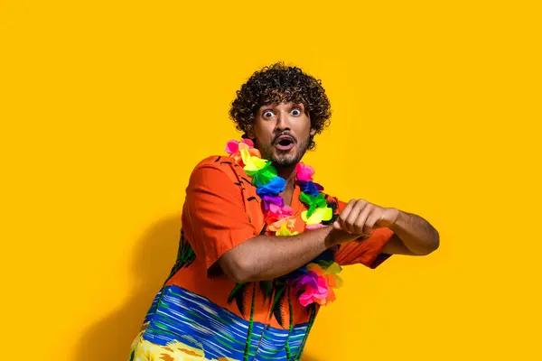 Foto Homem Impressionado Com Penteado Afro Vestido Camisa Flor Colar — Fotografia de Stock
