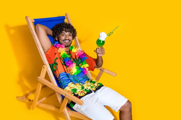 Zdjęcie Zadowolonego Człowieka Nosić Nadruk Hawajski Koszula Trzymać Pić Ramię — Zdjęcie stockowe