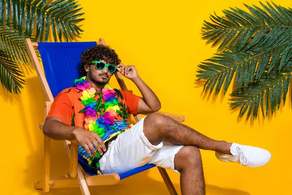 真剣な自信を持った男性の写真は 黄色の背景に隔離された夏の週末にプリントハワイシャツの指タッチサングラスを着用します — ストック写真