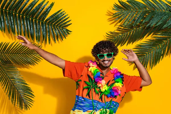 戴着非洲式发式的阳刚男子的画像 戴着夏威夷花项链 戴着眼镜跳舞 带着黄色背景的乐趣 — 图库照片